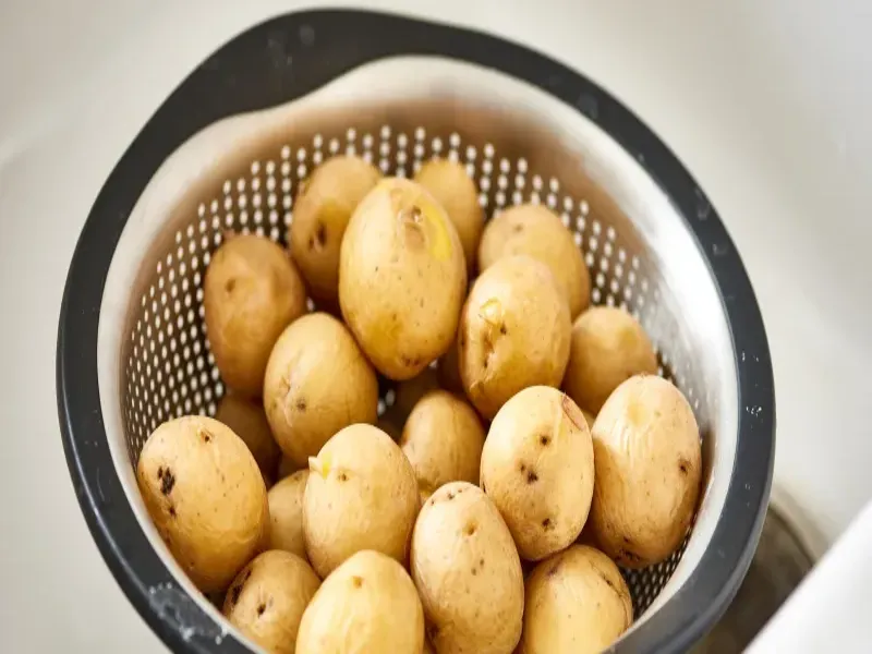 peeling potatoes machine